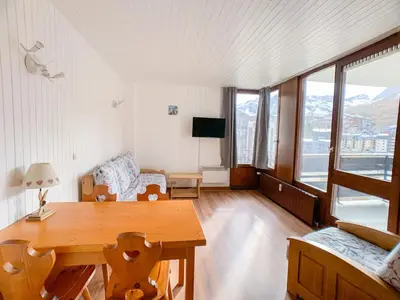 Télévision ou salle de divertissement dans l'établissement Studio confortable à Tignes avec balcon et animaux admis - FR-1-502-498