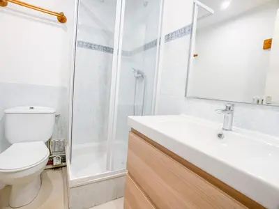 Salle de bains dans l'établissement Studio confortable à Tignes avec balcon et animaux admis - FR-1-502-498