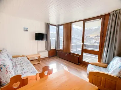 Télévision ou salle de divertissement dans l'établissement Studio confortable à Tignes avec balcon et animaux admis - FR-1-502-498