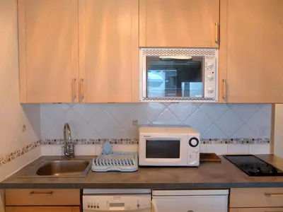Cuisine ou kitchenette dans l'établissement Studio confortable avec balcon, près des pistes et animaux acceptés - FR-1-502-497