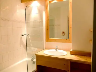 Salle de bains dans l'établissement Résidence Bec Rouge - Studio rénové·Skis aux pieds·Balcon MAE-7454