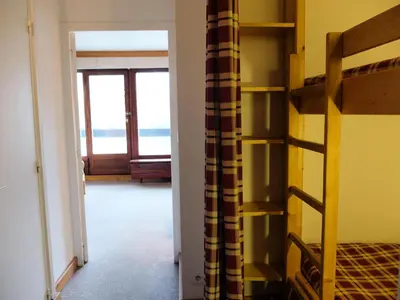 Un ou plusieurs lits superposés dans un hébergement de l'établissement Résidence Bec Rouge - Studio rénové·Skis aux pieds·Balcon MAE-7454