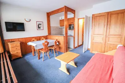 Télévision ou salle de divertissement dans l'établissement Résidence Bec Rouge - Appartement lumineux·Accès direct pistes·Balcon MAE-7464