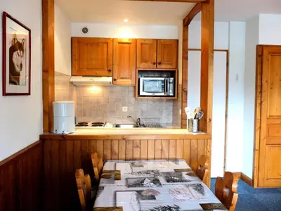 Cuisine ou kitchenette dans l'établissement Résidence Bec Rouge - Appartement lumineux·Accès direct pistes·Balcon MAE-7464