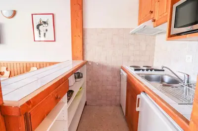 Cuisine ou kitchenette dans l'établissement Résidence Bec Rouge - Appartement lumineux·Accès direct pistes·Balcon MAE-7464
