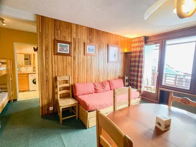 Coin salon dans l'établissement Appartement confort près des pistes et commerces avec balcon, animaux acceptés - FR-1-502-501