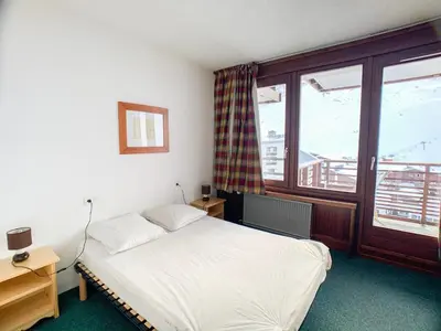 Un ou plusieurs lits dans un hébergement de l'établissement Appartement confort près des pistes et commerces avec balcon, animaux acceptés - FR-1-502-501