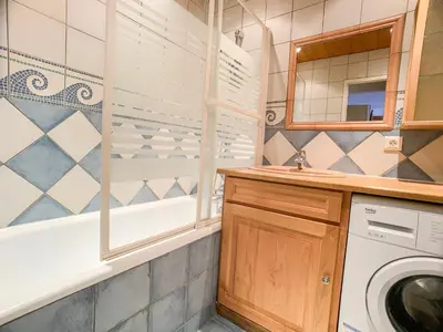Salle de bains dans l'établissement Appartement confort près des pistes et commerces avec balcon, animaux acceptés - FR-1-502-501