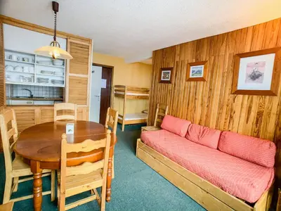 Cuisine ou kitchenette dans l'établissement Appartement confort près des pistes et commerces avec balcon, animaux acceptés - FR-1-502-501