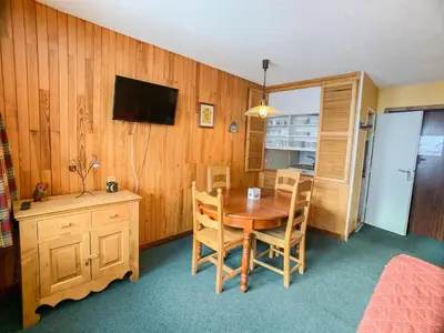 Cuisine ou kitchenette dans l'établissement Appartement confort près des pistes et commerces avec balcon, animaux acceptés - FR-1-502-501