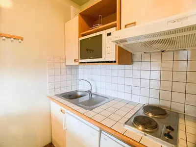 Cuisine ou kitchenette dans l'établissement Appartement confort près des pistes et commerces avec balcon, animaux acceptés - FR-1-502-501