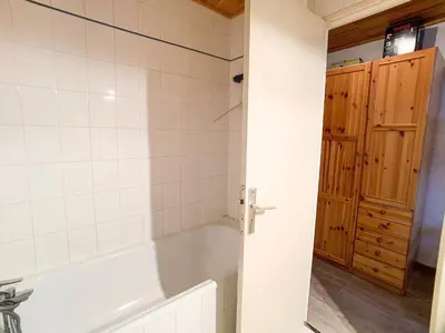 Salle de bains dans l'établissement Studio Confortable avec Balcon, Près des Pistes et Commerces - FR-1-502-502