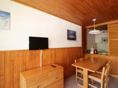 Télévision ou salle de divertissement dans l'établissement Studio Confortable avec Balcon, Près des Pistes et Commerces - FR-1-502-502