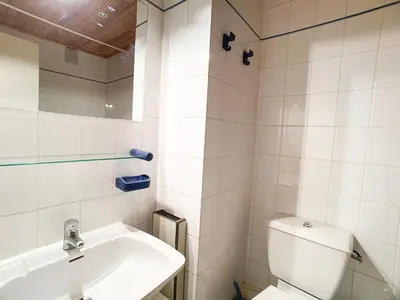 Salle de bains dans l'établissement Studio Confortable avec Balcon, Près des Pistes et Commerces - FR-1-502-502