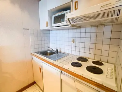 Cuisine ou kitchenette dans l'établissement Studio Confortable avec Balcon, Près des Pistes et Commerces - FR-1-502-502