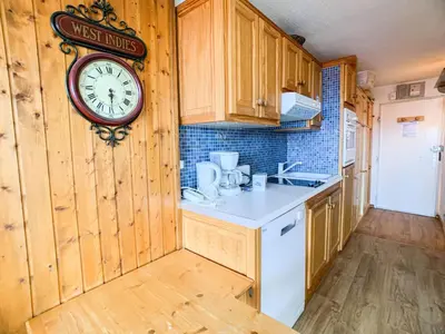 Cuisine ou kitchenette dans l'établissement Résidence Grandes Platieres 2 - Studio cabine situé dans le centre du Val Claret MAE-2324