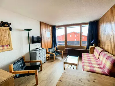 Télévision ou salle de divertissement dans l'établissement Résidence Grandes Platieres 2 - Studio cabine situé dans le centre du Val Claret MAE-2324
