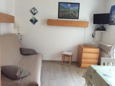 Télévision ou salle de divertissement dans l'établissement RESIDENCE LE BORSAT SUR PISTE STUDIO CABINE BALCON 64 chemin du Borsat TIGNES VAL CLARET
