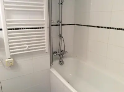Salle de bains dans l'établissement RESIDENCE LE BORSAT SUR PISTE STUDIO CABINE BALCON 64 chemin du Borsat TIGNES VAL CLARET