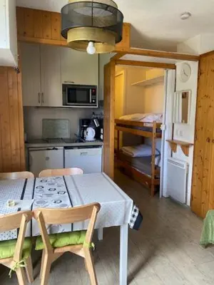 Cuisine ou kitchenette dans l'établissement RESIDENCE LE BORSAT SUR PISTE STUDIO CABINE BALCON 64 chemin du Borsat TIGNES VAL CLARET