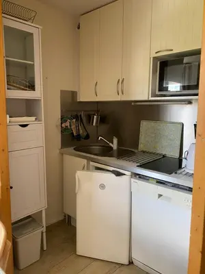Cuisine ou kitchenette dans l'établissement RESIDENCE LE BORSAT SUR PISTE STUDIO CABINE BALCON 64 chemin du Borsat TIGNES VAL CLARET