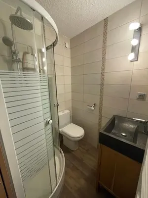 Salle de bains dans l'établissement Superbe studio au pied des oeufs