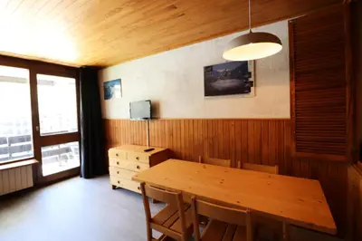 Télévision ou salle de divertissement dans l'établissement Résidence Hauts Du Val Claret B2 - Studio confortable · Entre pistes et commerces MAE-3644