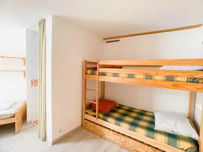 Un ou plusieurs lits dans un hébergement de l'établissement Appartement lumineux avec balcon, près des pistes et commerces, animaux acceptés - FR-1-502-503