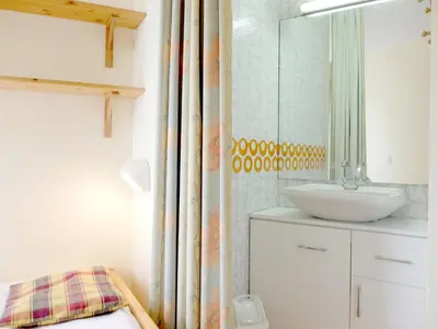 Salle de bains dans l'établissement Appartement lumineux avec balcon, près des pistes et commerces, animaux acceptés - FR-1-502-503