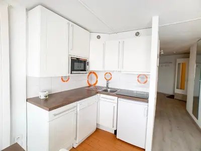 Cuisine ou kitchenette dans l'établissement Appartement lumineux avec balcon, près des pistes et commerces, animaux acceptés - FR-1-502-503