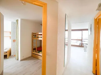 Un ou plusieurs lits dans un hébergement de l'établissement Appartement lumineux avec balcon, près des pistes et commerces, animaux acceptés - FR-1-502-503