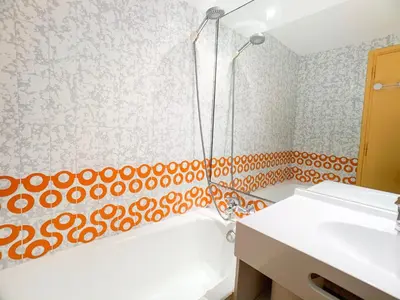 Salle de bains dans l'établissement Appartement lumineux avec balcon, près des pistes et commerces, animaux acceptés - FR-1-502-503