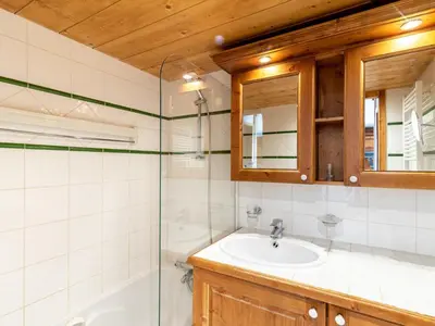 Salle de bains dans l'établissement Apartment Ecrin des Neiges - Val Claret-4 by Interhome