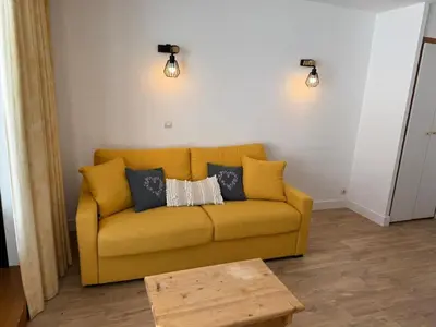 Coin salon dans l'établissement Appartement lumineux proche pistes, balcon, animaux admis - FR-1-502-509
