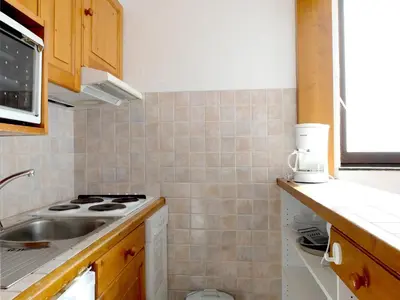 Cuisine ou kitchenette dans l'établissement Appartement lumineux proche pistes, balcon, animaux admis - FR-1-502-509