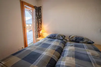 Un ou plusieurs lits dans un hébergement de l'établissement Le Cocon Detached chalet (6p). 3 bedrooms and 2 bathrooms