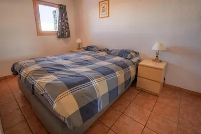 Un ou plusieurs lits dans un hébergement de l'établissement Le Cocon Detached chalet (6p). 3 bedrooms and 2 bathrooms