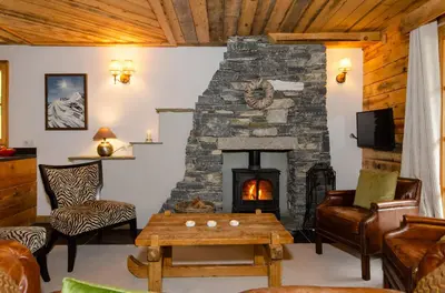 Coin salon dans l'établissement Black Diamond Sainte Foy Chalets