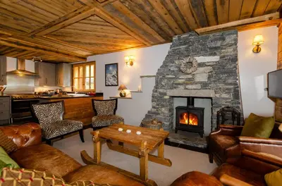 Coin salon dans l'établissement Black Diamond Sainte Foy Chalets