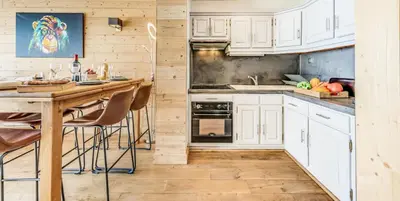 Cuisine ou kitchenette dans l'établissement Résidence PrÉmou - 4 pièces Duplex très belle vue LAC MAE-0494