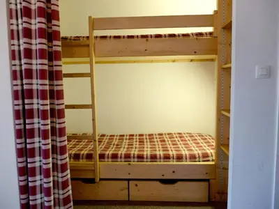 Un ou plusieurs lits dans un hébergement de l'établissement Studio rénové avec balcon, skis aux pieds, animaux acceptés - FR-1-502-496