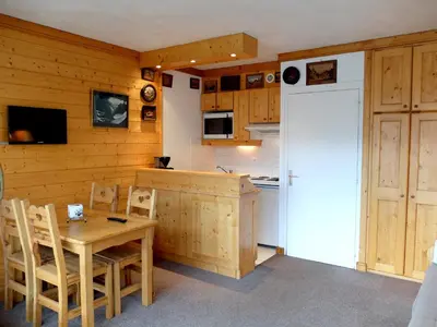 Cuisine ou kitchenette dans l'établissement Studio rénové avec balcon, skis aux pieds, animaux acceptés - FR-1-502-496