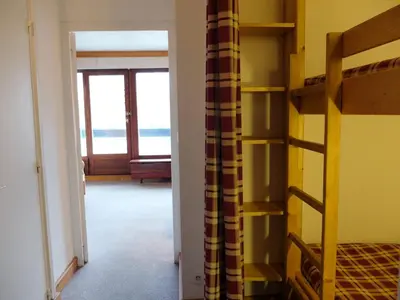 Un ou plusieurs lits superposés dans un hébergement de l'établissement Studio rénové avec balcon, skis aux pieds, animaux acceptés - FR-1-502-496