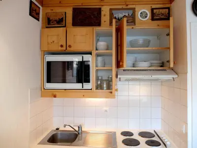 Cuisine ou kitchenette dans l'établissement Studio rénové avec balcon, skis aux pieds, animaux acceptés - FR-1-502-496