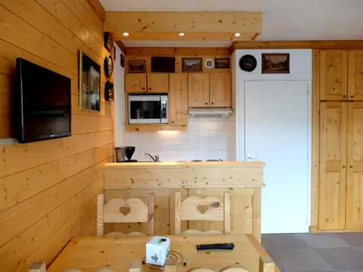 Cuisine ou kitchenette dans l'établissement Studio rénové avec balcon, skis aux pieds, animaux acceptés - FR-1-502-496
