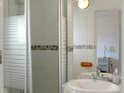 Salle de bains dans l'établissement Appartement rénové au pied des pistes avec balcon à Tignes - FR-1-502-512