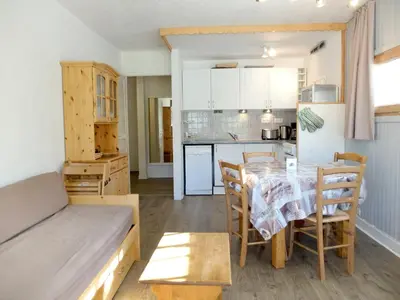 Cuisine ou kitchenette dans l'établissement Appartement rénové au pied des pistes avec balcon à Tignes - FR-1-502-512