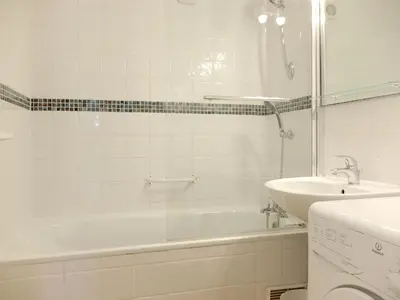 Salle de bains dans l'établissement Appartement rénové au pied des pistes avec balcon à Tignes - FR-1-502-512