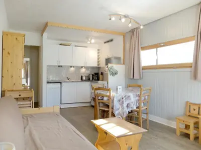 Cuisine ou kitchenette dans l'établissement Appartement rénové au pied des pistes avec balcon à Tignes - FR-1-502-512