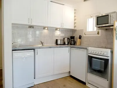 Cuisine ou kitchenette dans l'établissement Appartement rénové au pied des pistes avec balcon à Tignes - FR-1-502-512